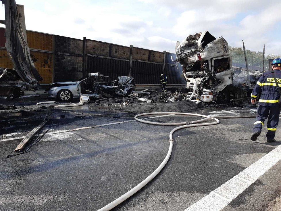 Tři mrtví po hromadné nehodě na D1 u Brna. V osobním autě podle informací Blesk.cz zemřela žena a dítě, kamion po nárazu začal hořet.