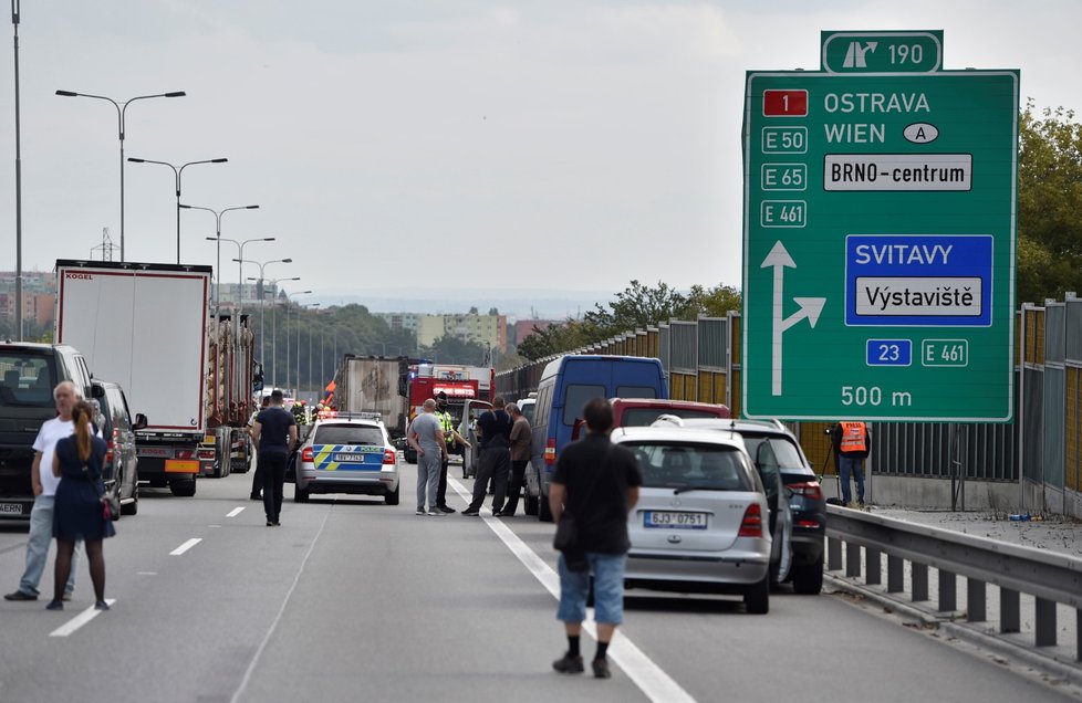 Na dálnici D1 na okraji Brna došlo k hromadné nehodě, při které zemřeli tři lidé včetně jednoho dítěte. Další tři lidé se zranili, jedna žena je ve vážném stavu.