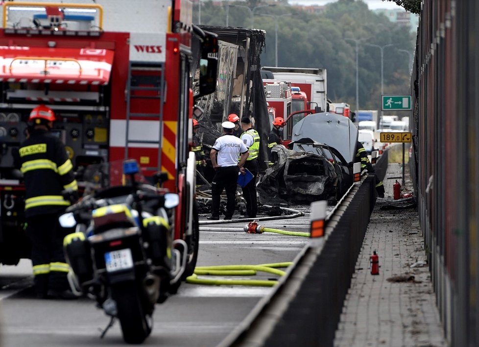 Na dálnici D1 na okraji Brna došlo k hromadné nehodě, při které zemřeli tři lidé včetně jednoho dítěte. Další tři lidé se zranili, jedna žena je ve vážném stavu.