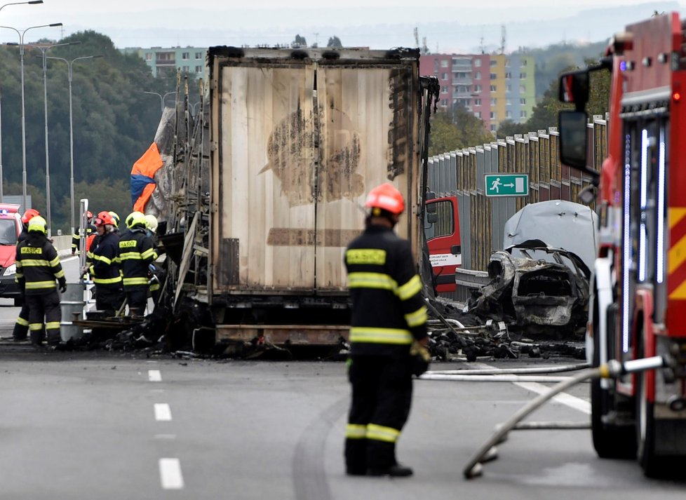 Na dálnici D1 na okraji Brna došlo k hromadné nehodě, při které zemřeli tři lidé včetně jednoho dítěte. Další tři lidé se zranili, jedna žena je ve vážném stavu.