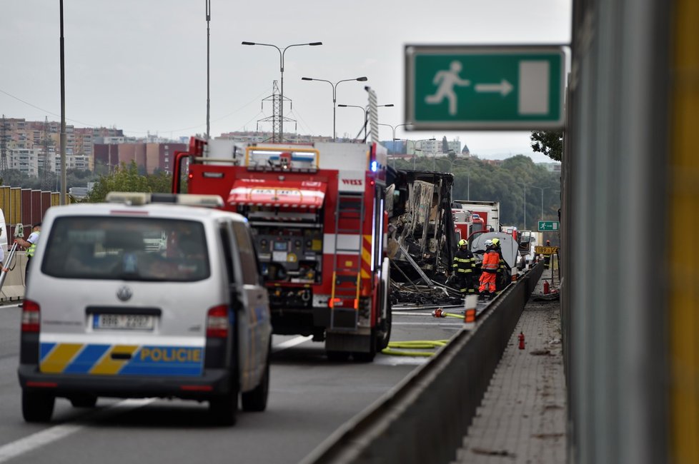 Na dálnici D1 na okraji Brna došlo k hromadné nehodě, při které zemřeli tři lidé včetně jednoho dítěte. Další tři lidé se zranili, jedna žena je ve vážném stavu.