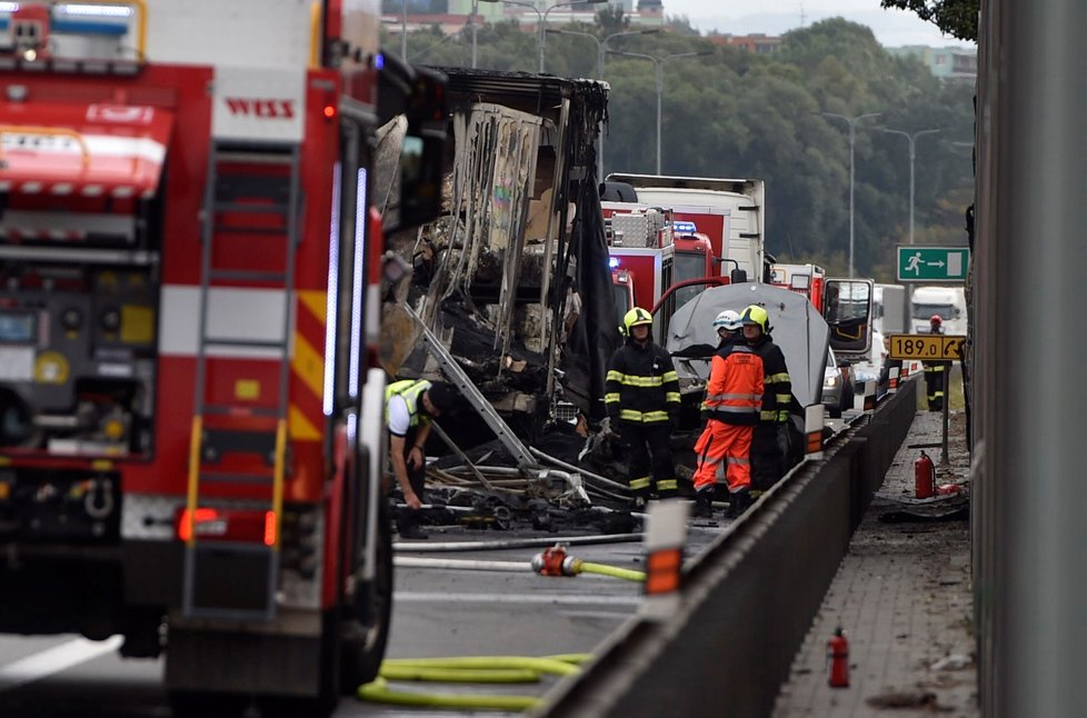 Na dálnici D1 na okraji Brna došlo k hromadné nehodě, při které zemřeli tři lidé včetně jednoho dítěte. Další tři lidé se zranili, jedna žena je ve vážném stavu.