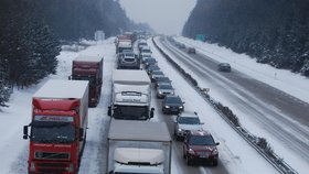 Dálnice D1 se zase proměnila v obrovské parkoviště