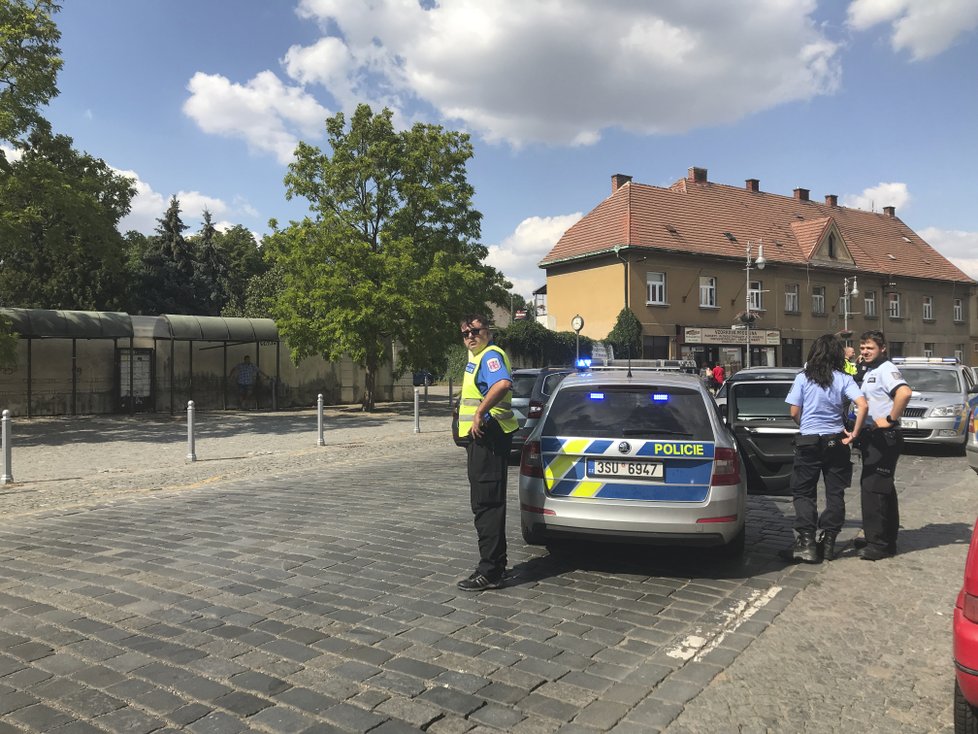 Na dálnici D10 bylo dnes horko! Policisté honili osobní automobil se zdrogovaným řidičem.