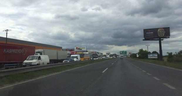 Dálnici D10 ve směru na Prahu uzavřel požár vozu (ilustrační foto).