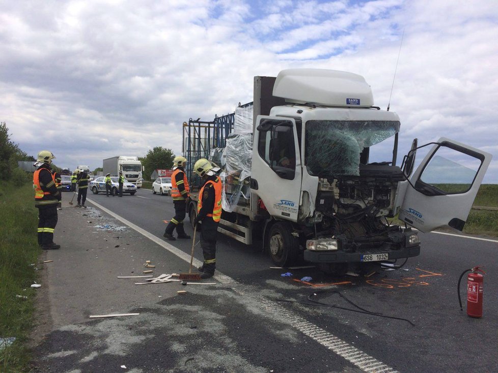 Na dálnici D10 se srazily dva náklaďáky: Oba řidiči jsou zranění