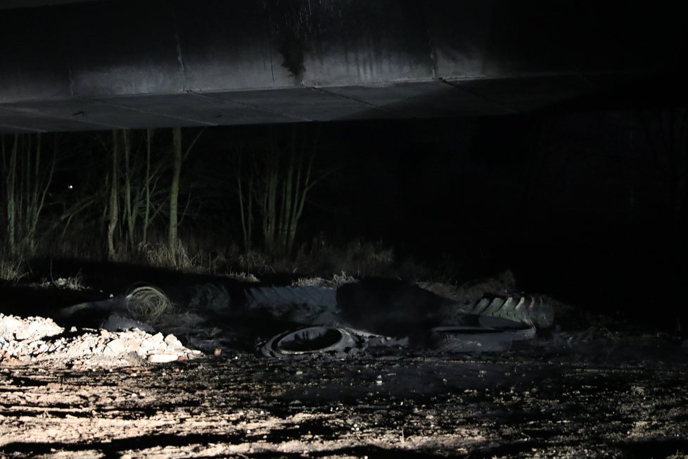 Hromadná nehoda na D10: Pod mostem hořely pneumatiky.