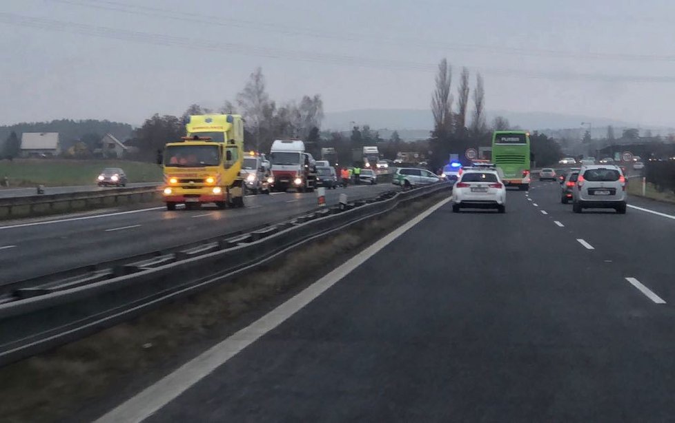 Nehoda pěti aut a sanitky na dálnici D10 na 39. kilometru ve směru na Prahu