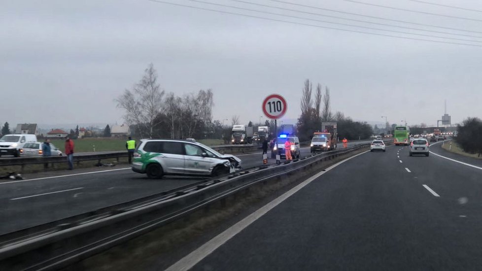 Nehoda pěti aut a sanitky na dálnici D10 na 39. kilometru ve směru na Prahu