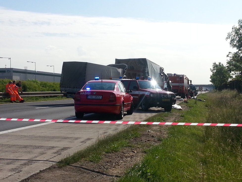 Nehoda tří kamionů na D11 výrazně zkomplikovala provoz po dálnici směrem na Hradec