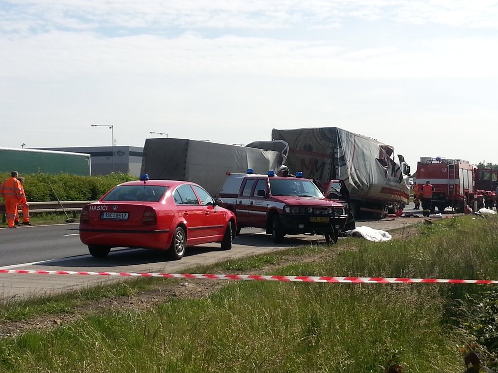 Nedaleko Prahy u obce Jirny došlo k tragické nehodě tří kamionů