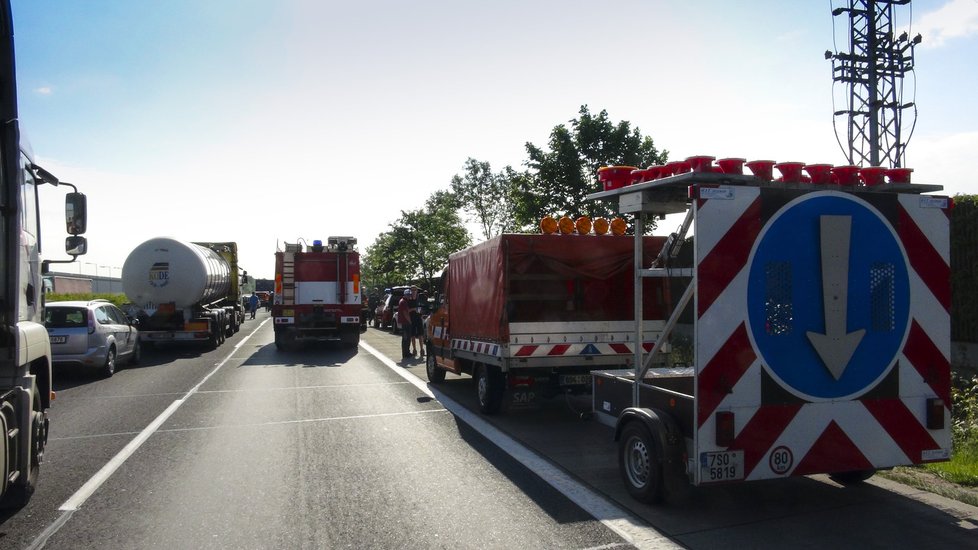 Střet tří kamionů na D11 výrazně zkomplikoval dopravu z Prahy směrem na Hradec Králové