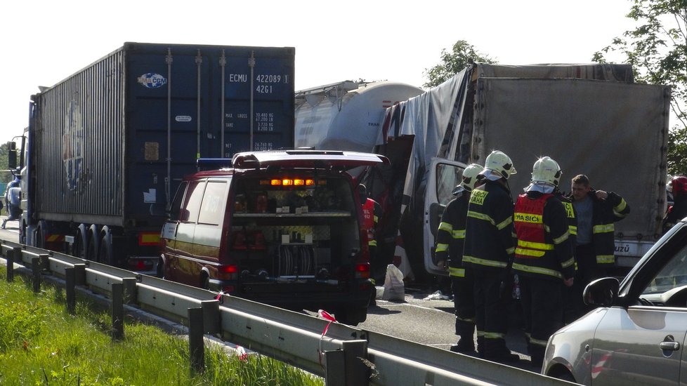 U nehody tří kamionů asistovali hasiči i záchranářský vrtulník