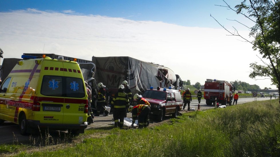 Nehoda se stala před 8:00. Záchranáři se snažil idva řidiče resuscitovat, ale marně