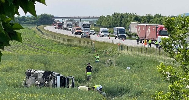 Muž a dítě nepřežili nehodu na D11, dalších 5 lidí se zranilo: Záchranářům na místě pomáhala i obětavá žena