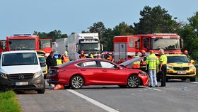 Pondělní nehoda na dálnici D2 u Hustopečí si vyžádala dva lidské životy.
