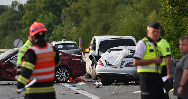 Pondělní nehoda na dálnici D2 u Hustopečí si vyžádala dva lidské životy.