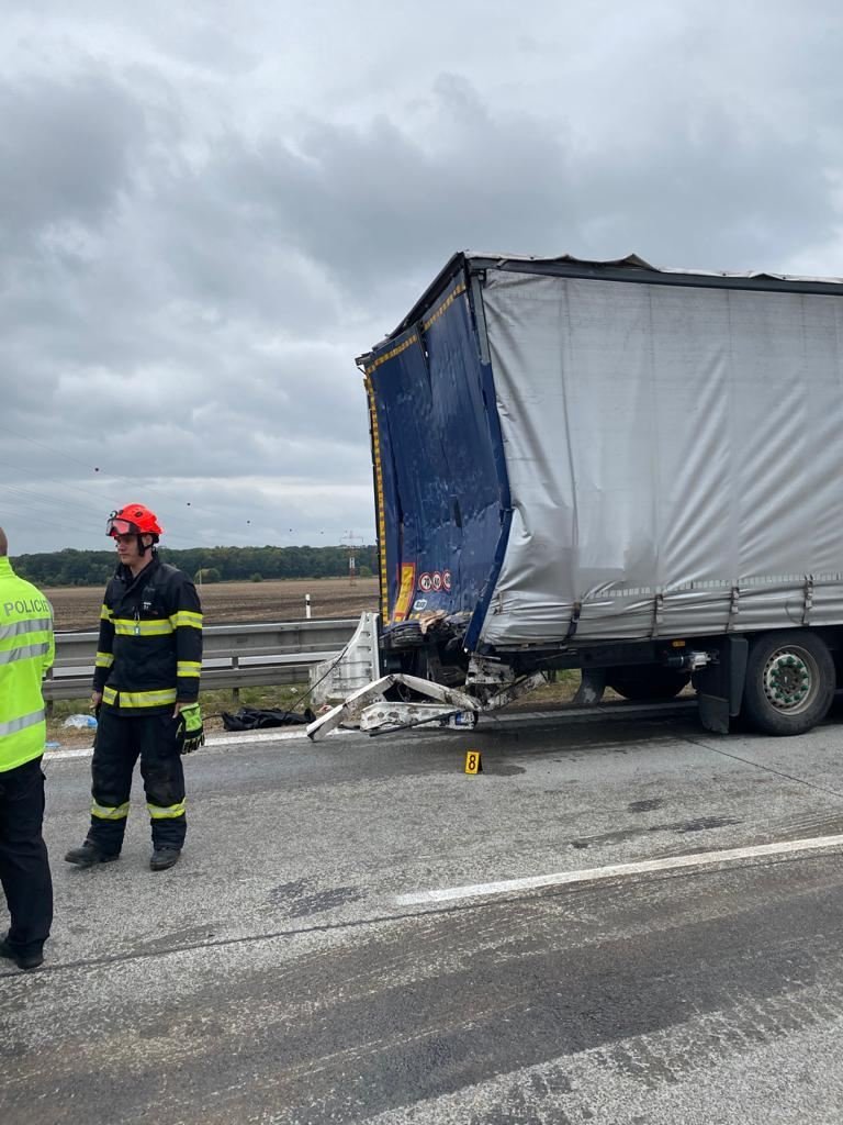 Nehoda dvou kamionů na 6. kilometru dálnice D2 zablokovala směr na Brno.