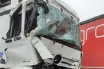 Na dálnici D2 směrem na Slovensko stojí deset kilometrů dlouhá fronta kamionů. Jeden z řidičů zavinil v úterý odpoledne srážku, vyvázl bez zranění.