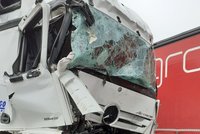 Horor na D2 pokračuje, směrem na Slovensko stojí fronta kamionů: Srážka náklaďáků situaci vyostřila