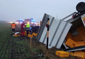 Nehoda osobního a nákladního vozu ve středu ráno na 5. kilometru dálnice D2 směrem na Brno naštěstí provoz nezastavila.