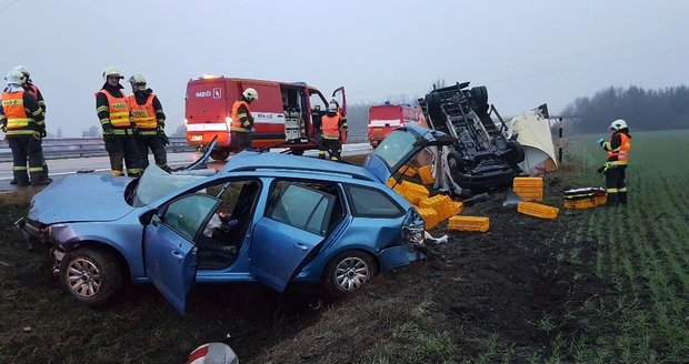 Nehoda osobního a nákladního vozu ve středu ráno na 5. kilometru dálnice D2 směrem na Brno naštěstí provoz nezastavila.