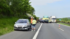 Na dálnici D5 srazil náklaďák pět aut!