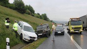 Seniorka jela po dálnici D5 v protisměru: Nabourala vojáky a v klidu jela dál.