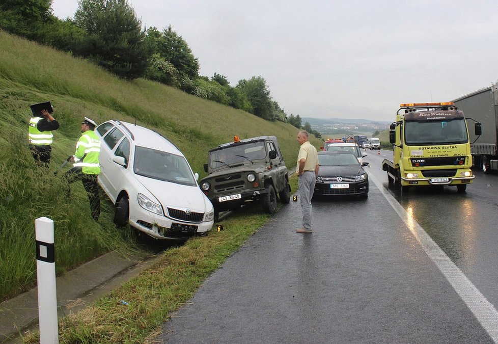 Seniorka jela po dálnici D5 v protisměru: Nabourala vojáky a v klidu jela dál