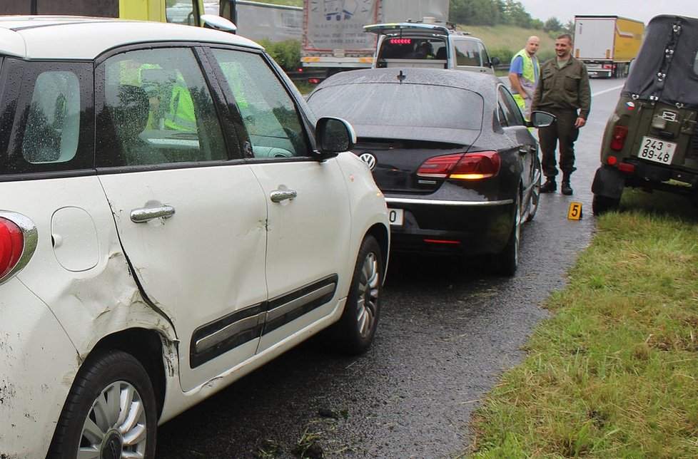 Seniorka jela po dálnici D5 v protisměru: Nabourala vojáky a v klidu jela dál