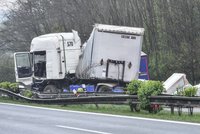 Fatální srážka čtyř kamionů na dálnici D1: Zemřeli dva řidiči