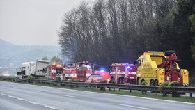 Neznámý muž házel na dálnici u Jihlavy na auta kameny: Jedno auto trefil