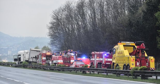 Neznámý muž házel na dálnici u Jihlavy na auta kameny: Jedno auto trefil