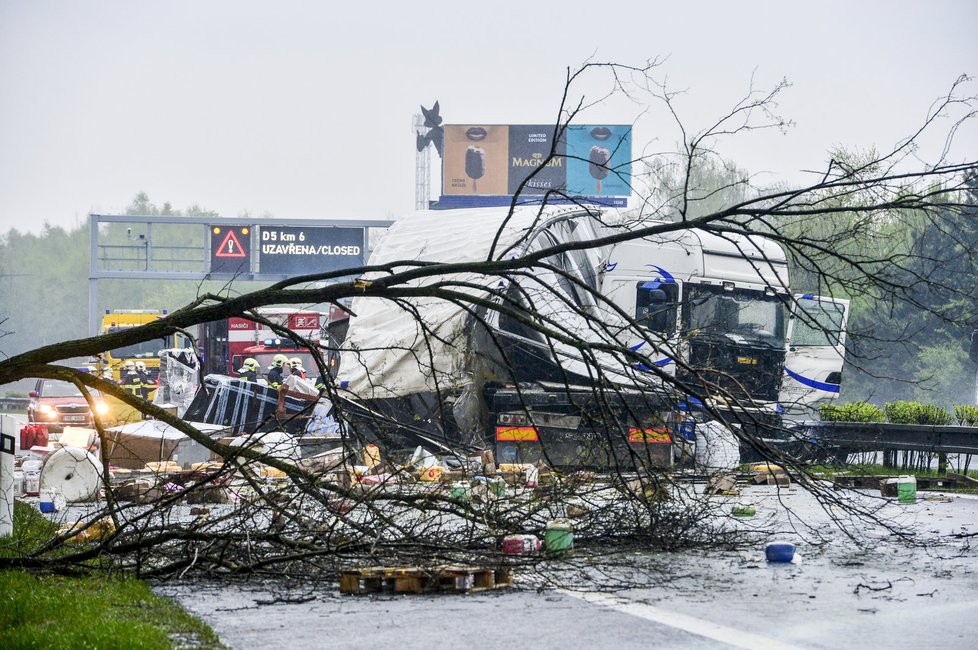 Dramatická nehoda dvou kamionů na dálnici D5 ve směru na Plzeň