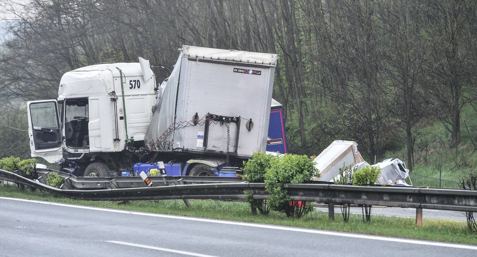 Dramatická nehoda dvou kamionů na dálnici D5 ve směru na Plzeň