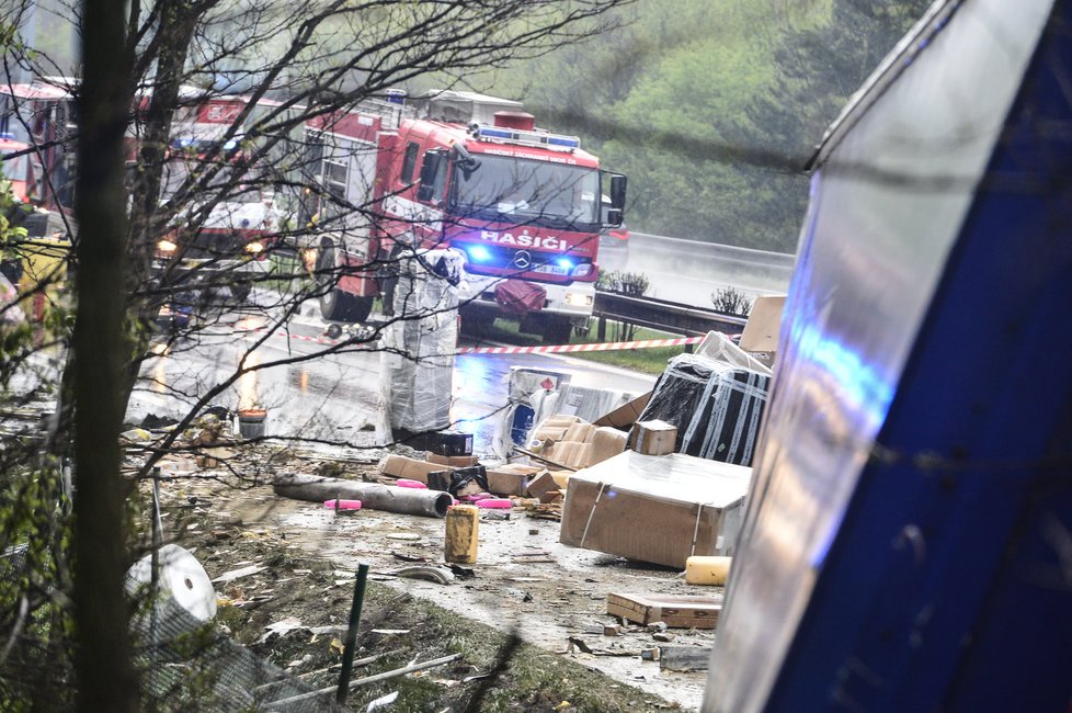 Dramatická nehoda dvou kamionů na dálnici D5 ve směru na Plzeň