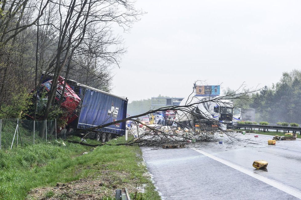Dramatická nehoda dvou kamionů na dálnici D5 ve směru na Plzeň