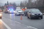 Na dálnici D5 u Loděnice došlo ke hromadné nehodě šesti aut.