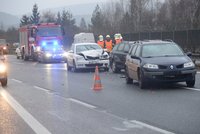Na D8 se srazilo osm aut a kamion: Dálnice do Německa je uzavřená