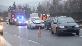 Na dálnici D5 u Loděnice došlo ke hromadné nehodě šesti aut.