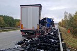 Na dálnici D5 ve směru na Prahu se vsrazily dva kamiony. 