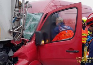 Na dálnici D5 mezi Plzní a Rokycany narazila dodávka do nákladního auta. Řidiče museli vyprostit hasiči.