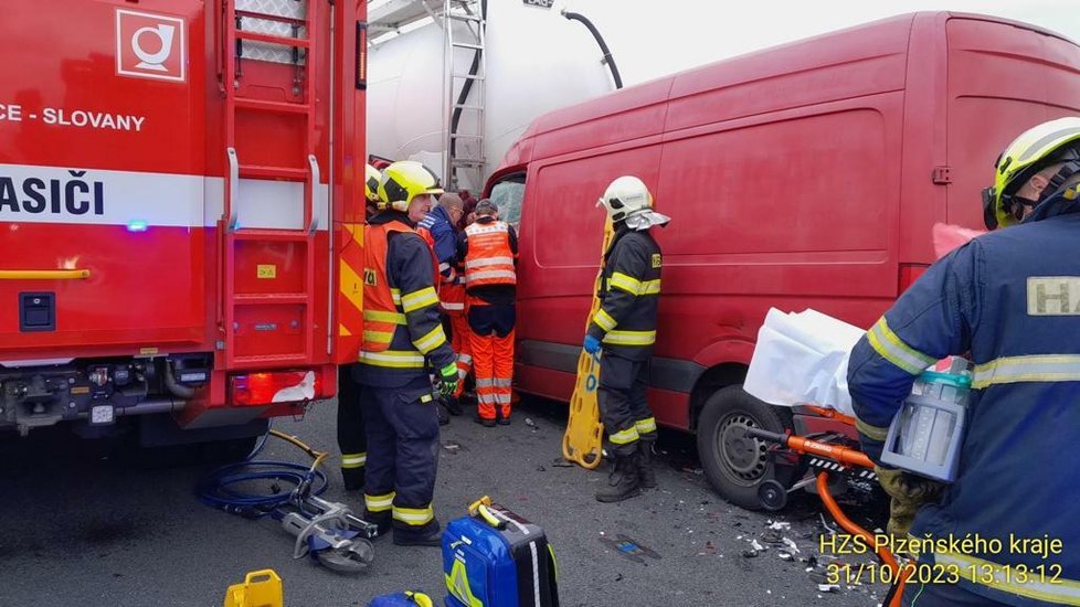 Na dálnici D5 mezi Plzní a Rokycany narazila dodávka do nákladního auta. Řidiče museli vyprostit hasiči.