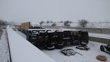 Řidiči, pozor! D6 u Prahy je kvůli nehodě zavřená. Kamion se dostal do smyku, dvě auta nedobrzdila