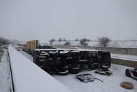 Řidiči, pozor! D6 u Prahy je kvůli nehodě zavřená. Kamion se dostal do smyku, dvě auta nedobrzdila