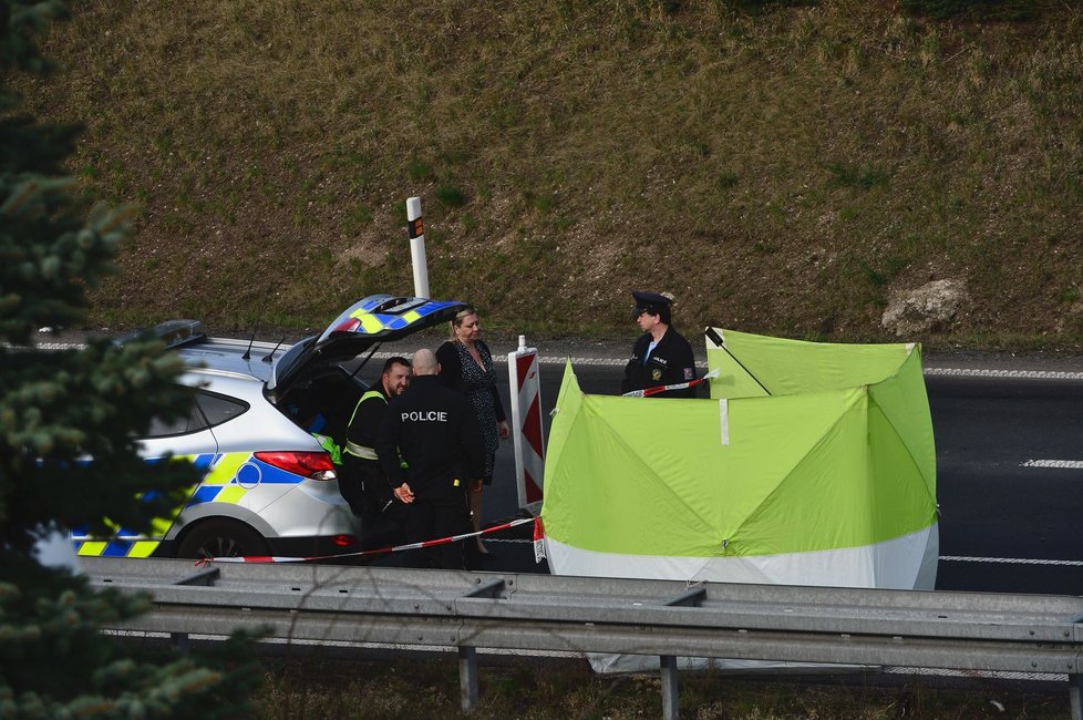 Nehoda uzavřela dálnici D7 u Buštěhradu: Srážku s osobákem nepřežil motorkář.