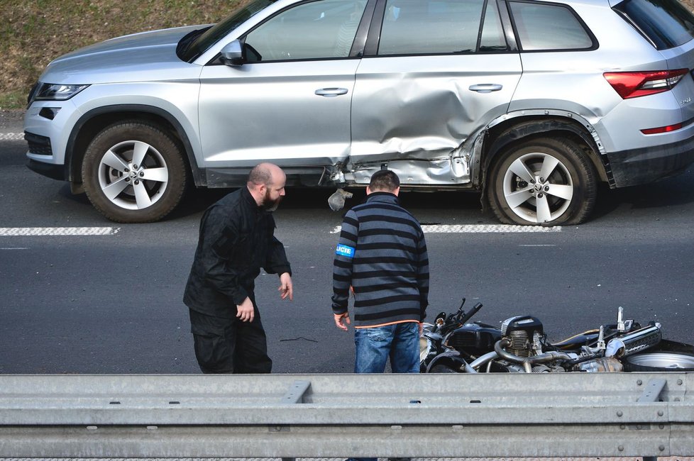 Nehoda uzavřela dálnici D7 u Buštěhradu: Srážku s osobákem nepřežil motorkář.