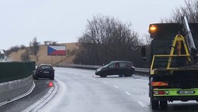 Při nehodě dvou aut na D7 na Kladensku zemřelo dítě.
