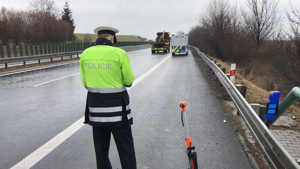 Při nehodě dvou aut na D7 na Kladensku zemřelo dítě