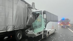 Šílená nehoda autobusu na D8: Devět zraněných, dálnice byla několik hodin uzavřená